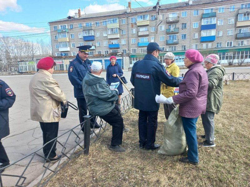 В пос. Магдагачи полицейские и общественники предупредили жителей о дистанционных мошенниках