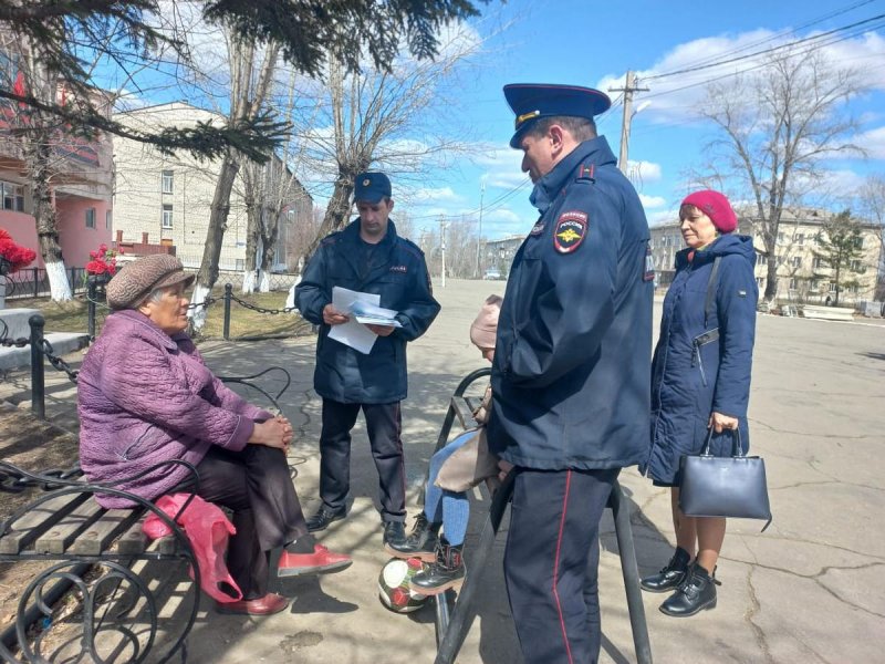 В пос. Магдагачи полицейские и общественники предупредили жителей о дистанционных мошенниках